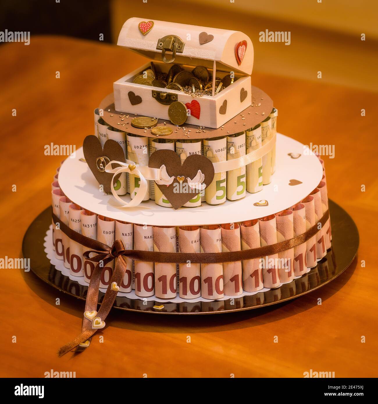 Gateau De Mariage Fait D Argent Coffre De Tresor Photo Stock Alamy