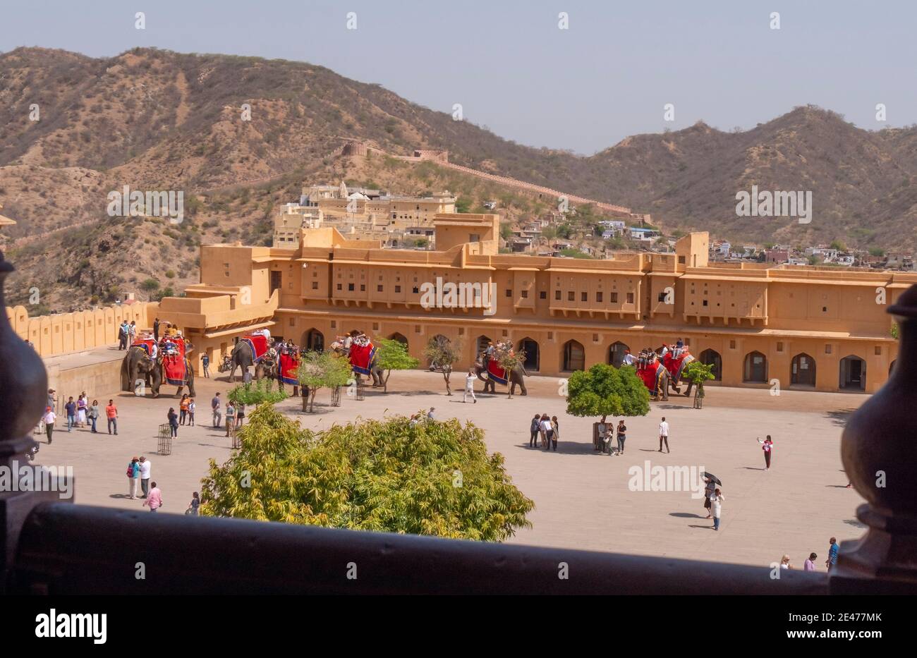 les éléphants déchargent leurs cavaliers sur la place principale à amber fort à jaipur, inde Banque D'Images