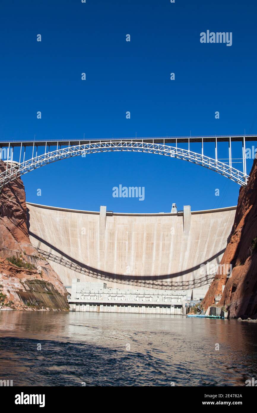 Le barrage de Glen Canyon qui maintient le lac Powell et le Pont Glen Canyon avec un fond ciel bleu clair comme Vue de la surface de la ruche du Colorado Banque D'Images