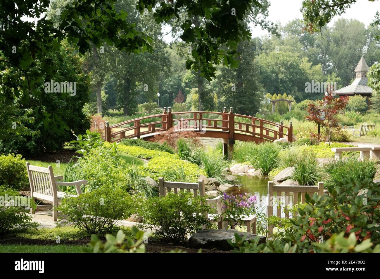 Le jardin japonais et le pont aux jardins botaniques de Wellfield à Elkhart, Indiana, États-Unis. Banque D'Images