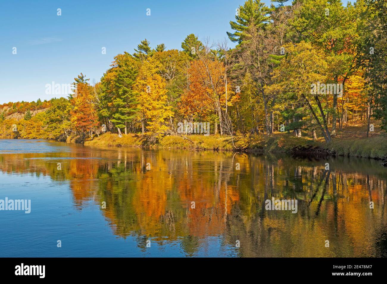 Réflexions d'automne sur une rivière calme sur la rivière Menominee Au Michigan Banque D'Images