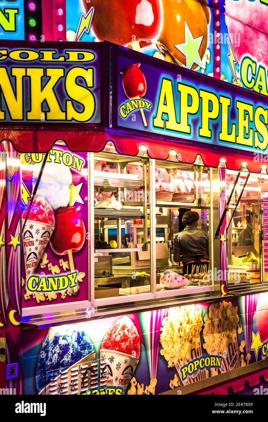 SASKATOON, CANADA - 08 juillet 2016 : kiosque de vente de pommes de bonbons lors d'une foire la nuit Banque D'Images