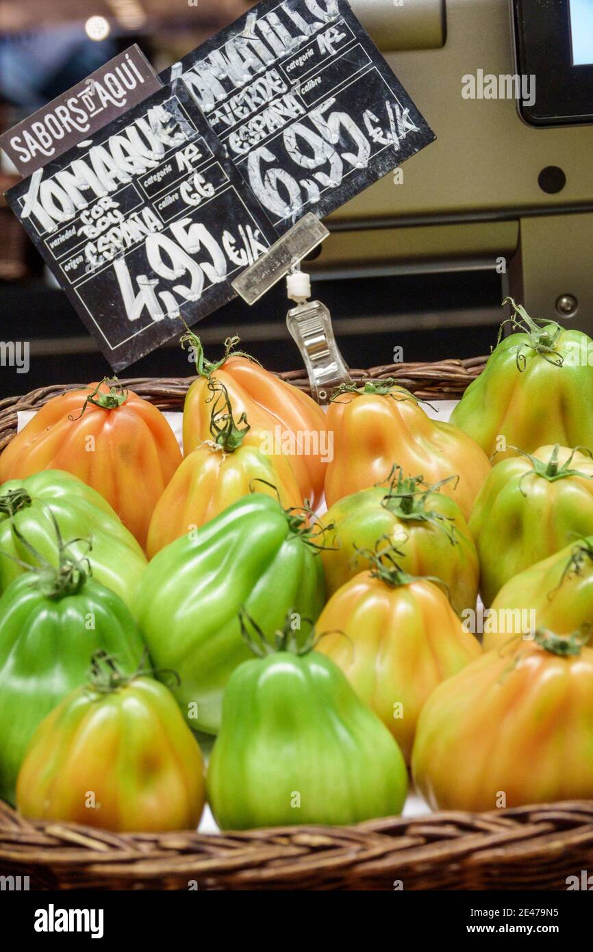 Espagne Tarragone hispanique Catalogne Catalunya Plaza Placa de la Imperial Tarraco Supercor Expres supermarché magasin d'alimentation tomates produits locaux soupir Banque D'Images