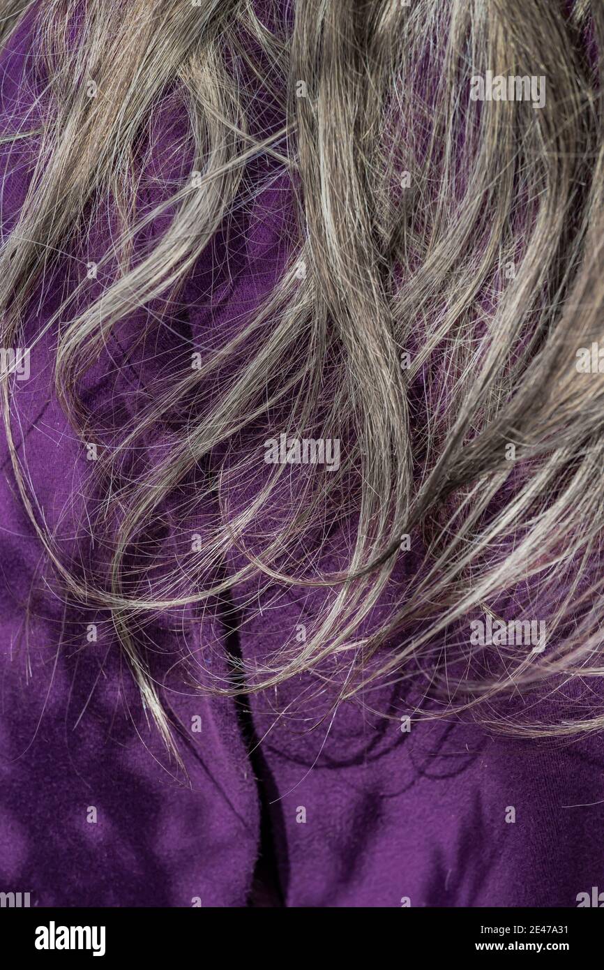 Karen Rentz portant ses longs cheveux lors d'un voyage à Steens Mountain, Oregon, États-Unis Banque D'Images