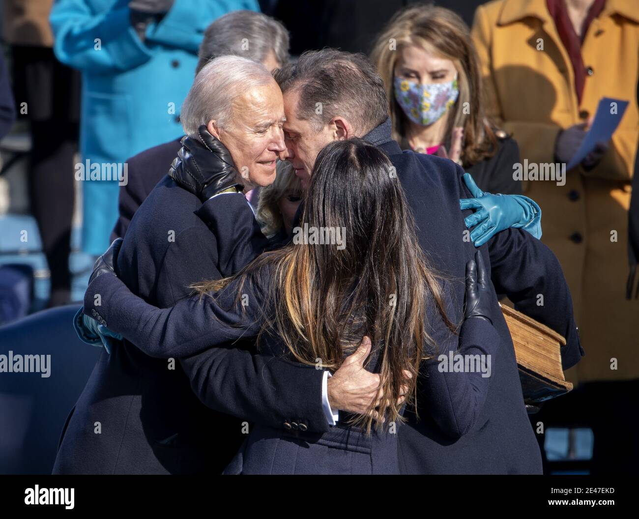 Washington, États-Unis. 21 janvier 2021. Le président Joseph R. Biden Jr. Est félicité par l'épouse Dr. Jill Biden, son fils Hunter et sa fille Ashley après avoir prêté serment en tant que 46e président des États-Unis au Capitole des États-Unis à Washington, DC, le mercredi 20 janvier 2021. Photo de Pat Benic/UPI crédit: UPI/Alay Live News Banque D'Images