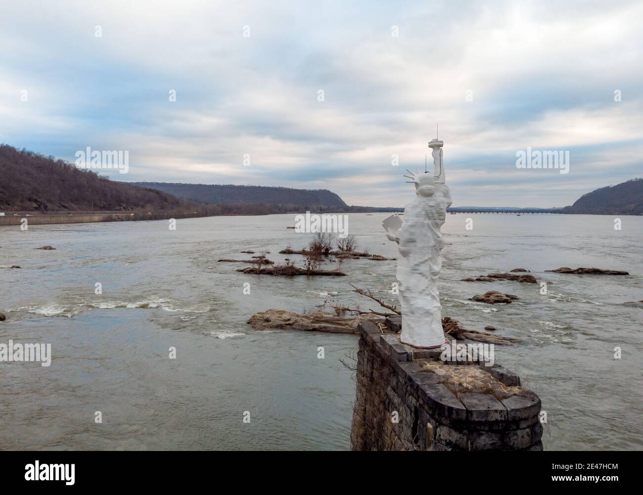 DAUPHIN, ÉTATS-UNIS - 06 janvier 2021 : Dauphin, Pennsylvanie - 5 janvier 2021 : une vue de la mini Statue de la liberté sur la rivière Susquehanna. Banque D'Images