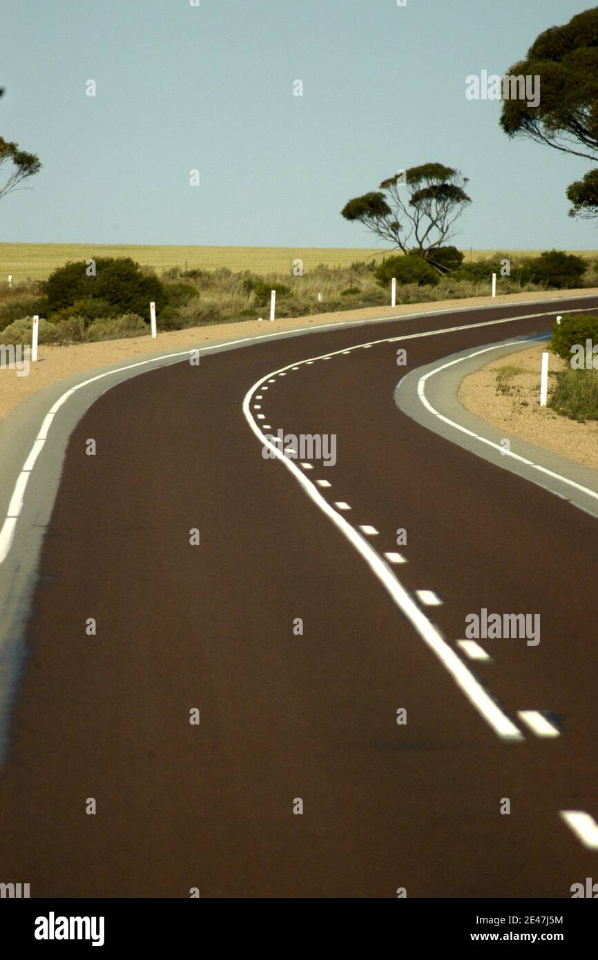 MARQUAGE DE LA ROUTE SUR L'EYRE HIGHWAY QUI RELIE L'AUSTRALIE MÉRIDIONALE ET L'AUSTRALIE OCCIDENTALE. Banque D'Images