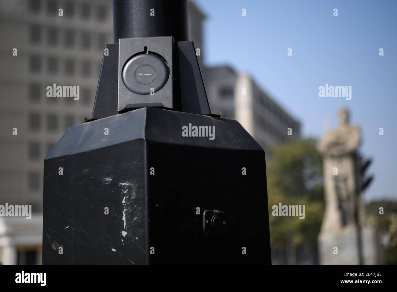 Un gadget fournit la recharge sans fil pour smartphone des piétons sont vus attaché à un lampadaire dans la ville de Guangzhou, dans le sud de la Chine¯Guangdong provincic Banque D'Images