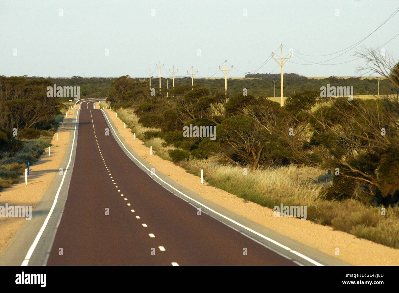 MARQUAGE DE LA ROUTE SUR L'EYRE HIGHWAY QUI RELIE L'AUSTRALIE MÉRIDIONALE ET L'AUSTRALIE OCCIDENTALE. Banque D'Images