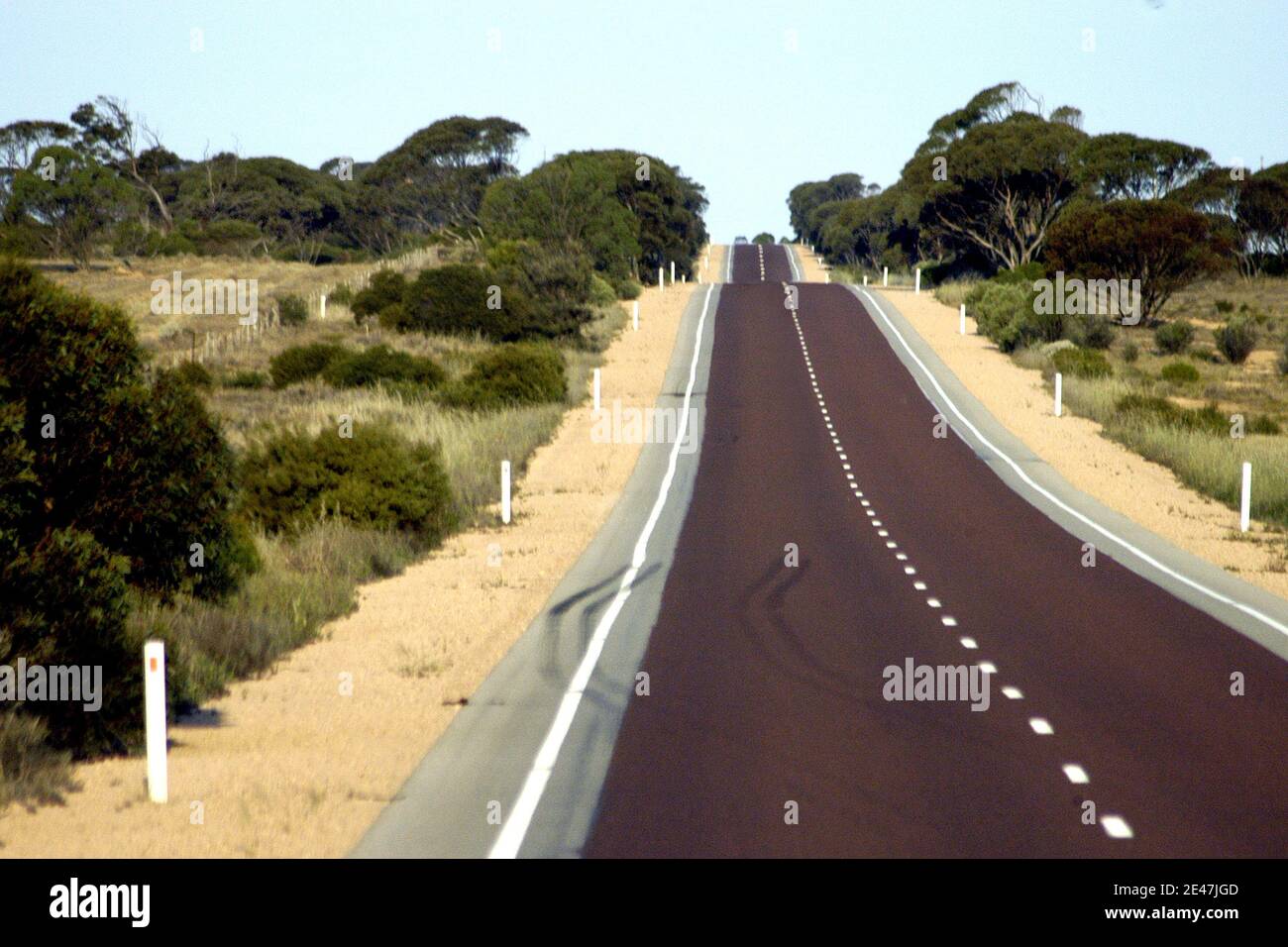 MARQUAGE DE LA ROUTE SUR L'EYRE HIGHWAY QUI RELIE L'AUSTRALIE MÉRIDIONALE ET L'AUSTRALIE OCCIDENTALE. Banque D'Images