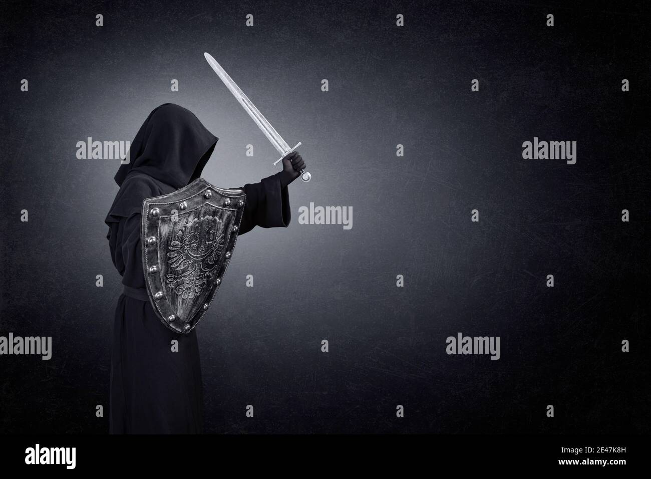 Figure fantôme avec épée médiévale et bouclier dans l'obscurité Banque D'Images
