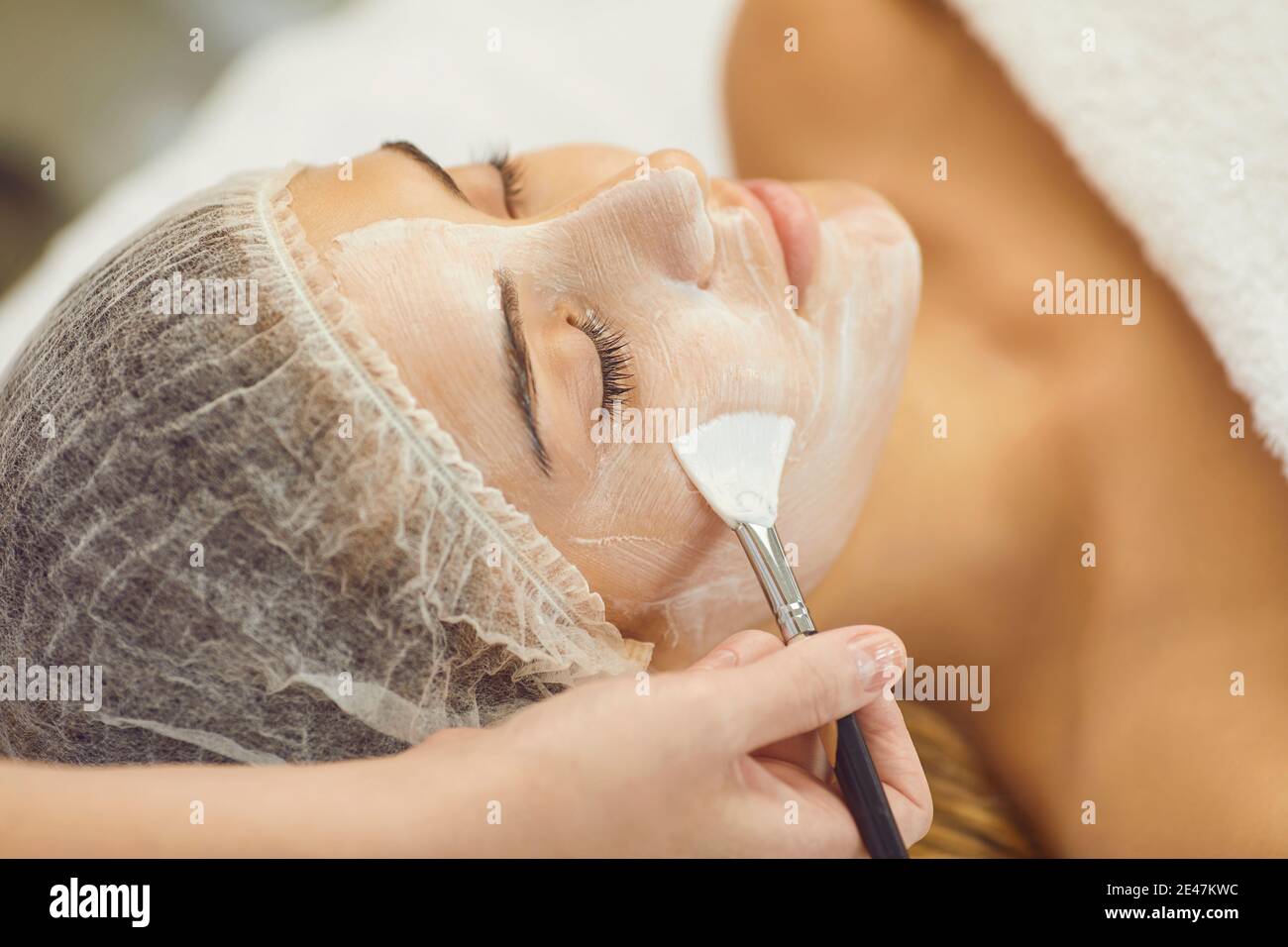 Gros plan du visage des femmes pendant la procédure de beauté du masque hydratant application Banque D'Images