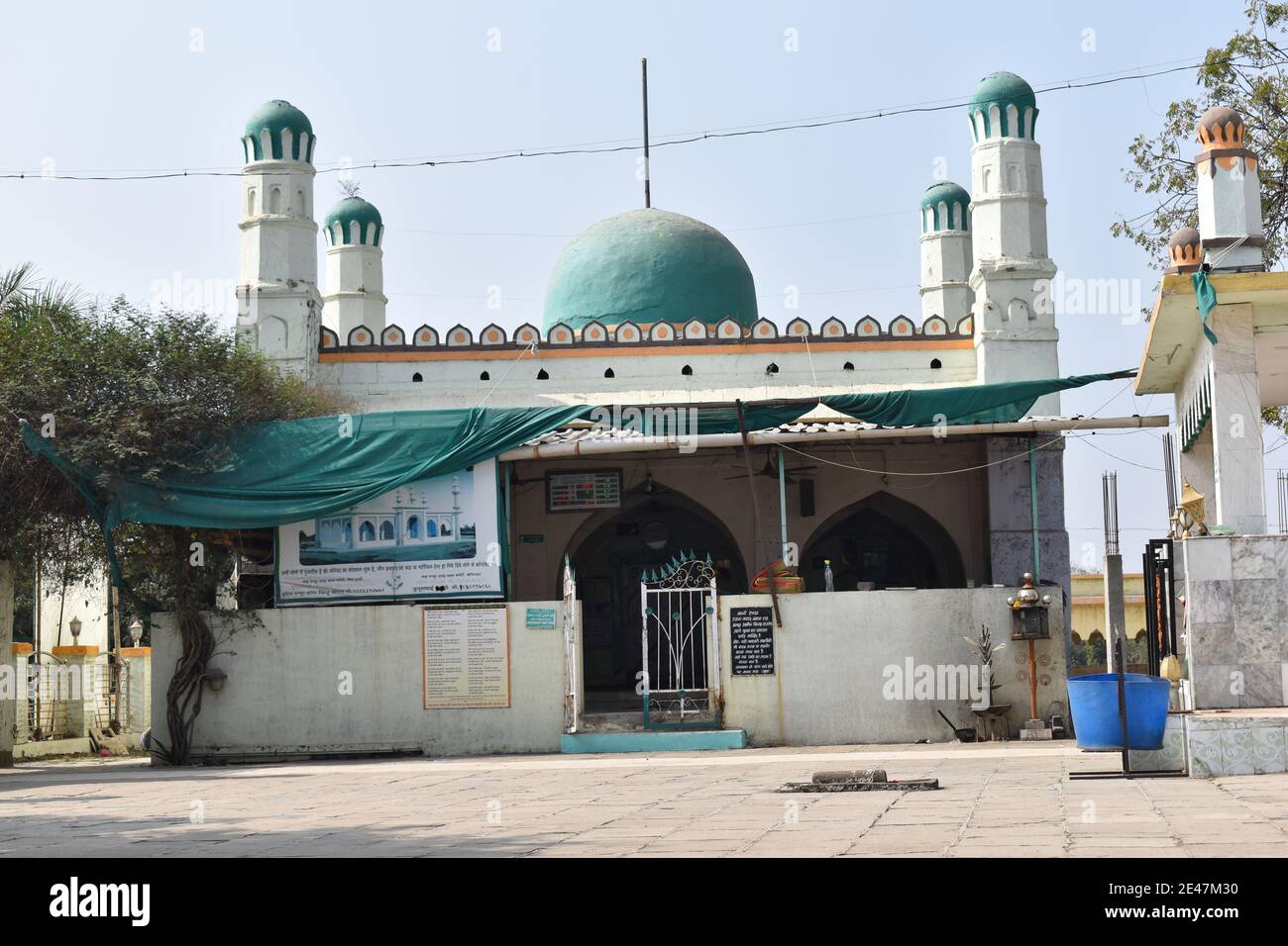 Vue de face de Hazrat Khwaja Shah Mansoor Arif Billa, Mosquée Supe, Baramati, Maharashtra Banque D'Images