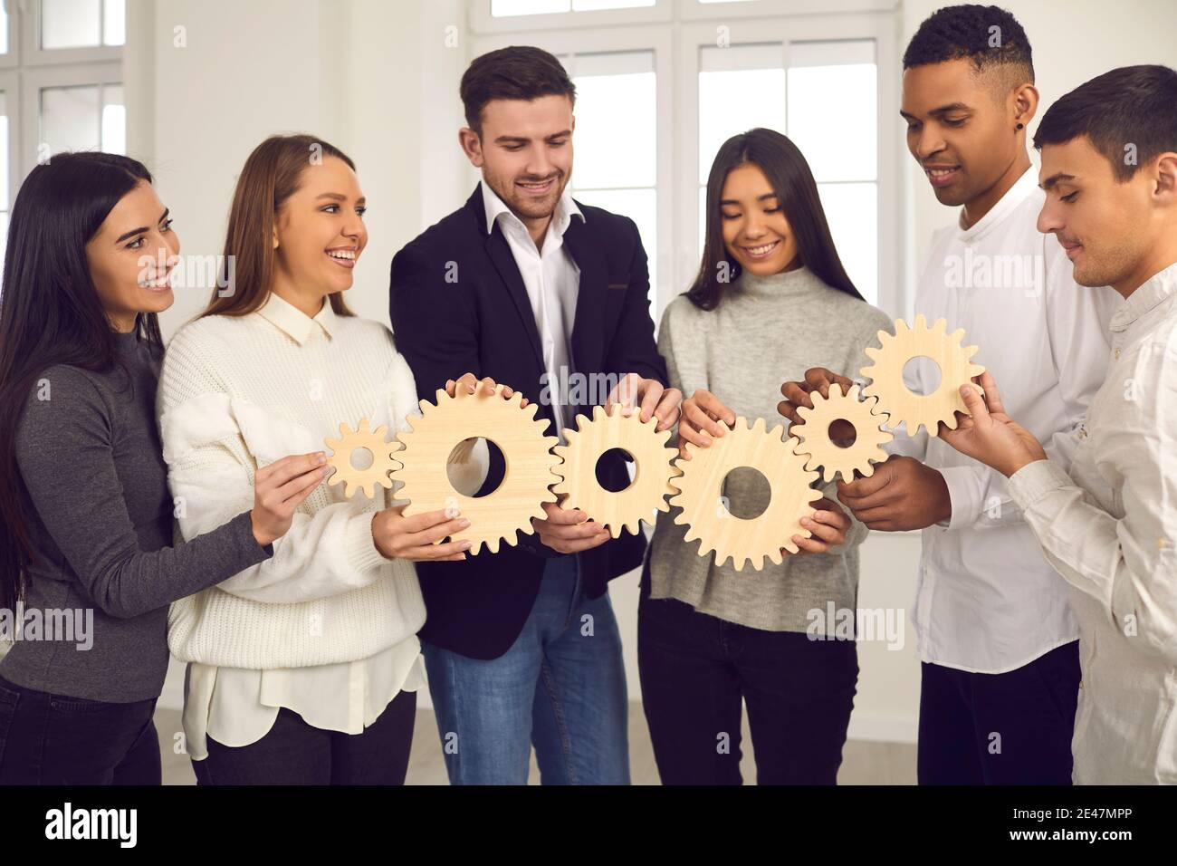 Les collègues multiraciaux apprennent à collaborer, à planifier et à trouver des solutions dans la formation de renforcement d'équipe. Banque D'Images