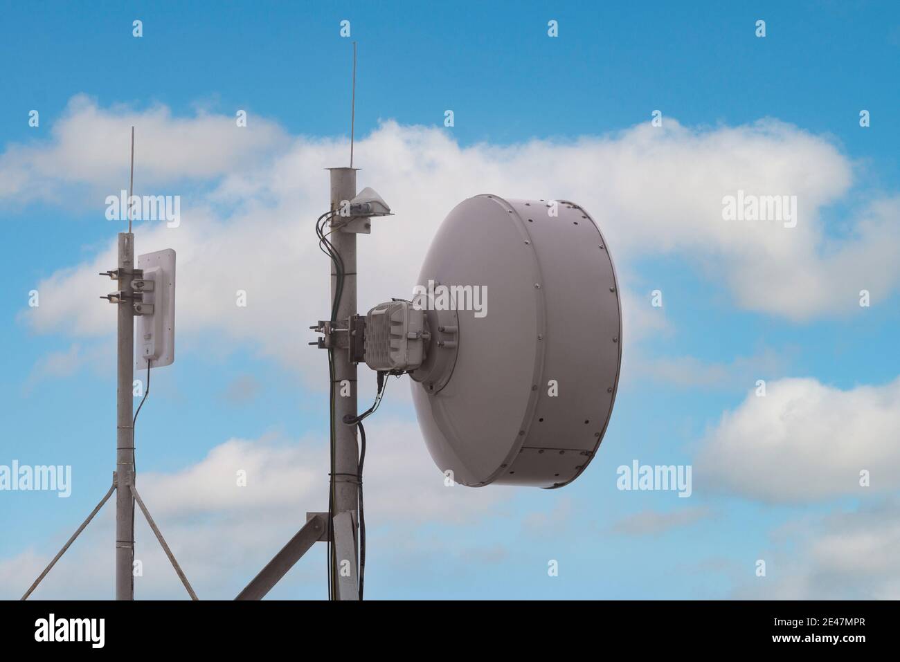 Gros plan sur la tour de communication avec des antennes telles qu'une tour de téléphone mobile, tour de téléphone portable, poteau de téléphone, etc. Se tiennent sur la montagne sur fond blanc de ciel Banque D'Images