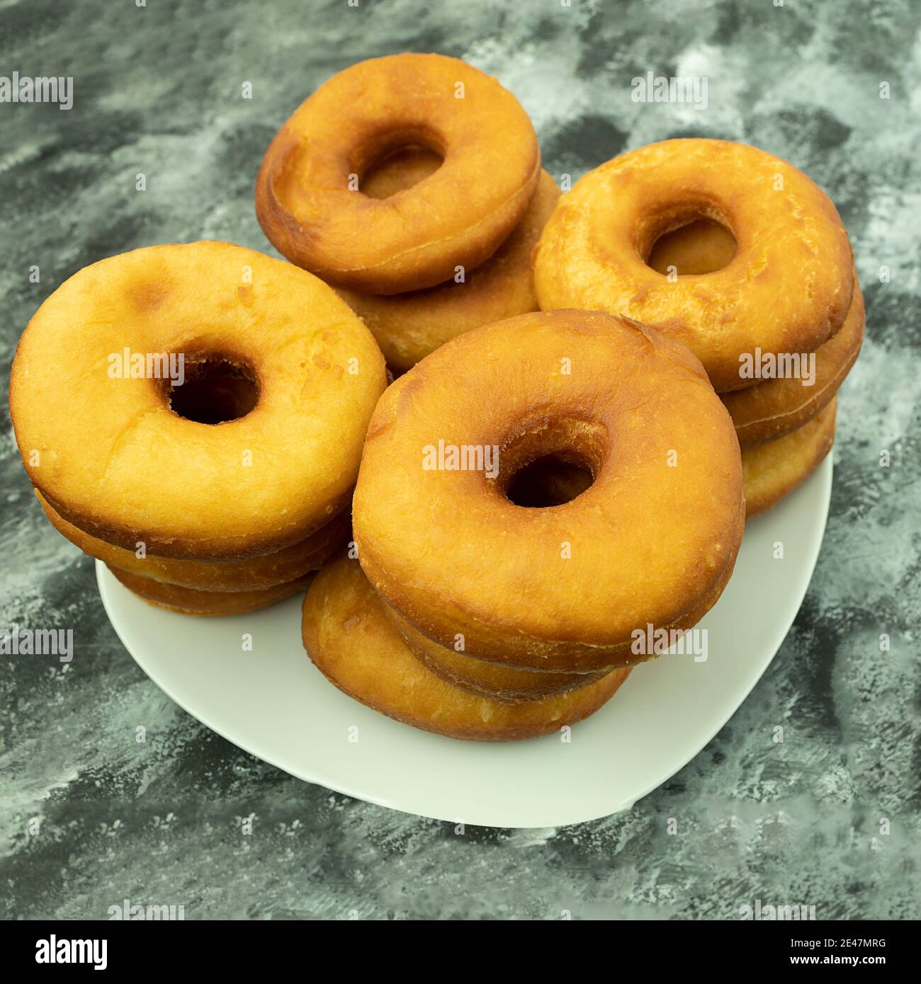 Délicieux beignets faits maison sur la table en gros plan. Beignet de zeste de citron. Un bouquet de beignets faits maison pour le déjeuner ou le petit déjeuner. CopySpace pour votre texte Banque D'Images