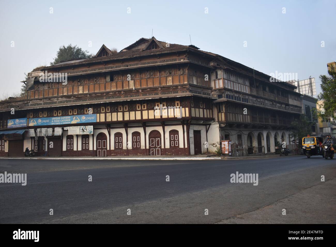 Architecture 3 étages ancien bâtiment sur rue, Pulgate, Camp, Pune, Maharashtra. Banque D'Images