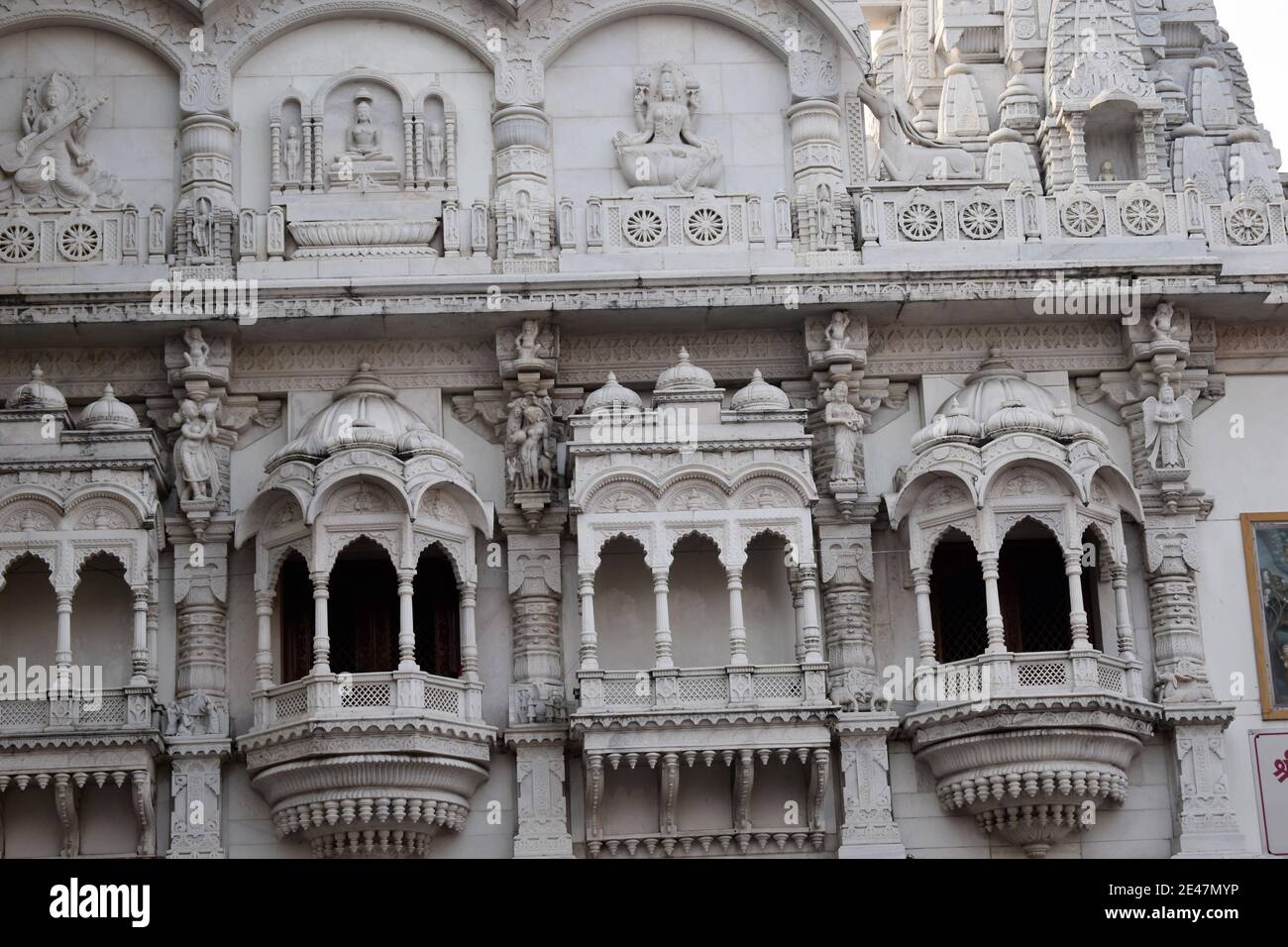 Gros plan des fenêtres en marbre sculptées de Shree Shantinath Bhagwan Jain Mandir, Bhopla Chowk Pune Camp, Maharashatra. Banque D'Images