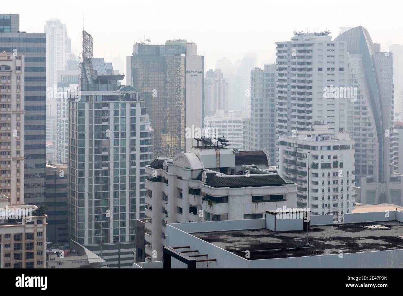 Brume et pollution au-dessus du centre de Bangkok, Thaïlande Banque D'Images