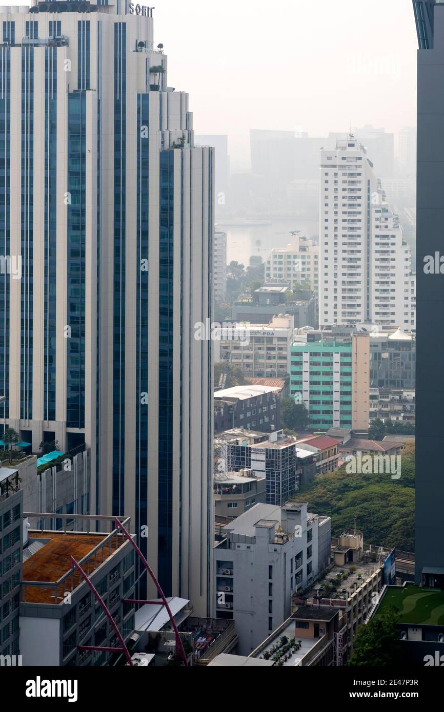 Brume et pollution au-dessus du centre de Bangkok, Thaïlande Banque D'Images