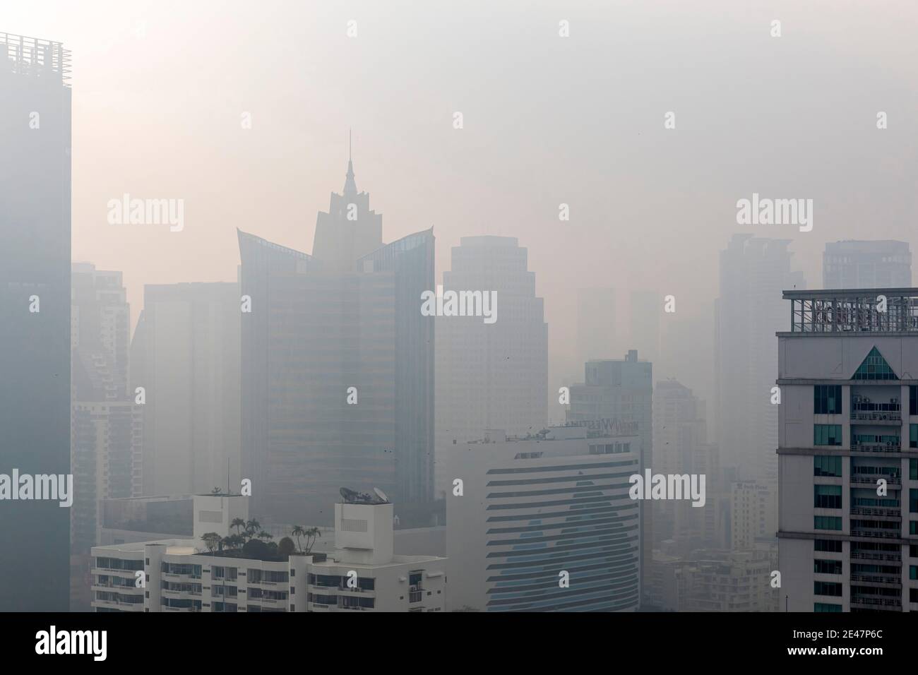 Brume et pollution au-dessus du centre de Bangkok, Thaïlande Banque D'Images