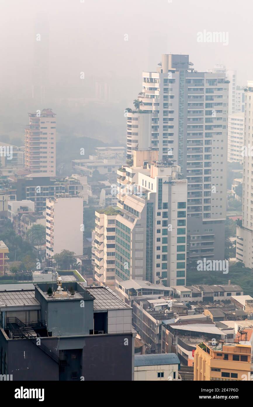Brume et pollution au-dessus du centre de Bangkok, Thaïlande Banque D'Images