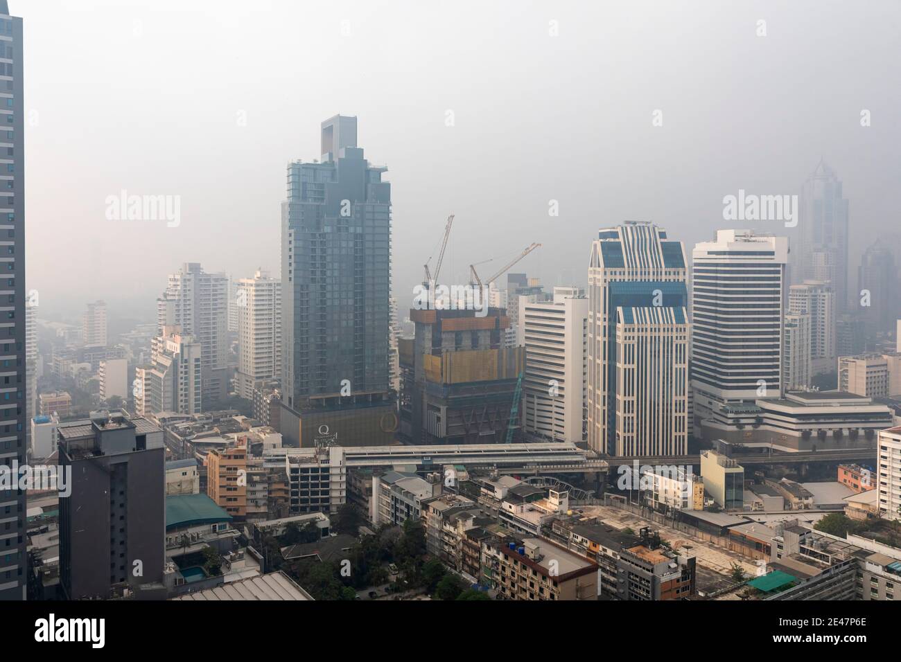 Brume et pollution au-dessus du centre de Bangkok, Thaïlande Banque D'Images