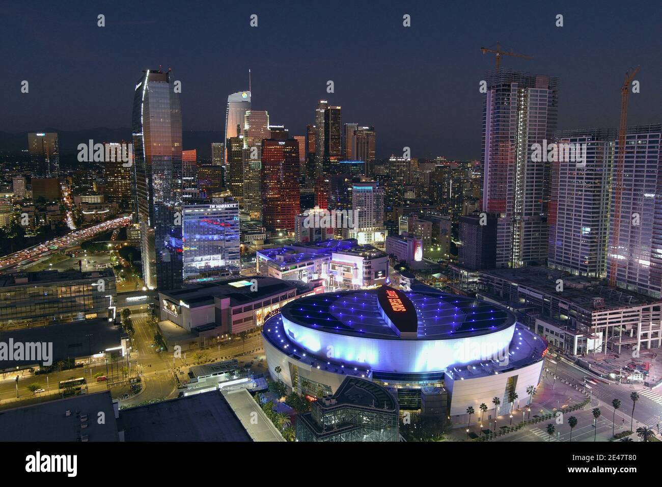 Vue aérienne du Staples Center et de la ville, jeudi 21 janvier 2021, à Los Angeles. L'aréna est le stade des Los Angeles Lakers an Banque D'Images