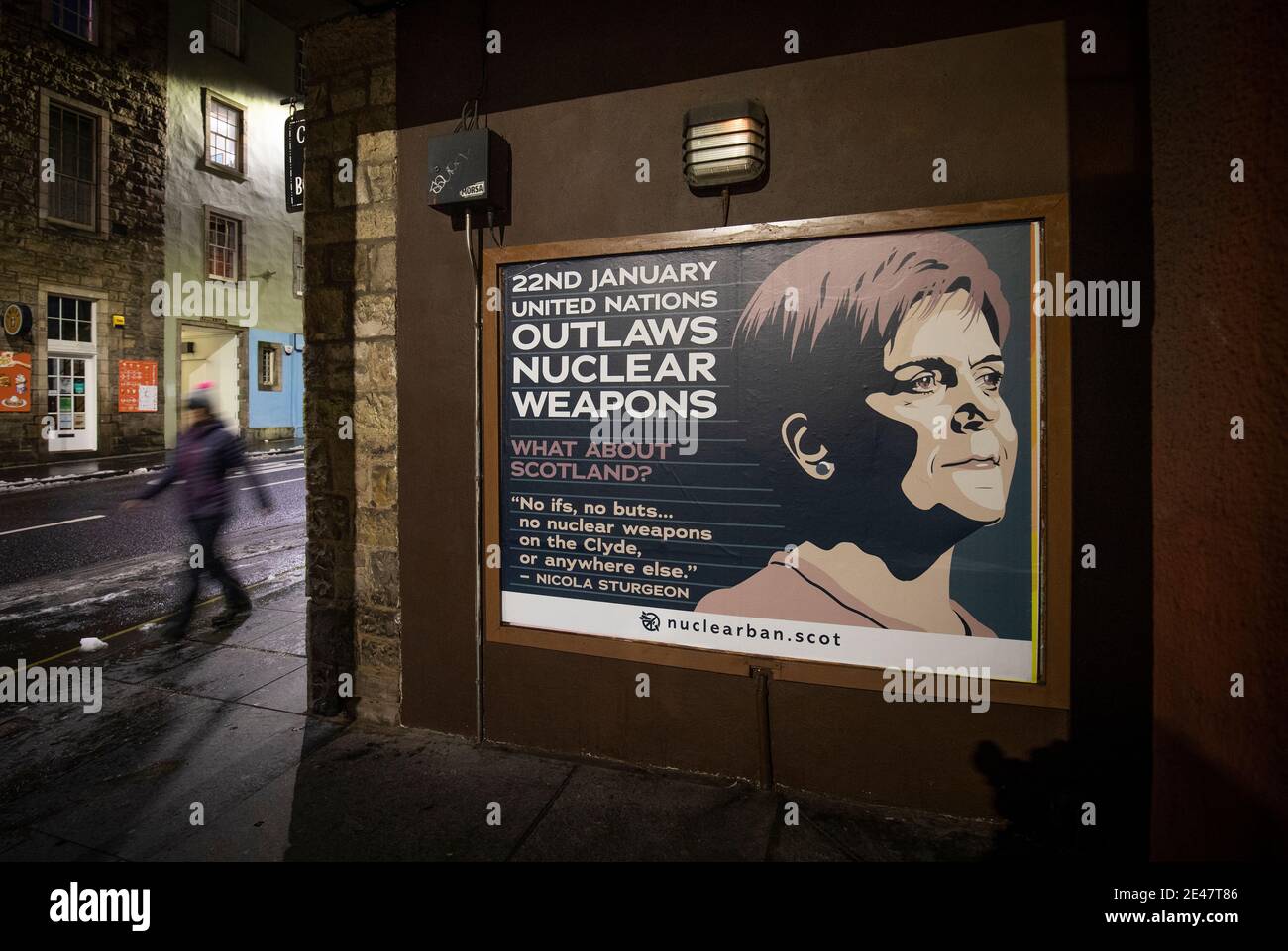 Une image de Nicola Sturgeon à côté de ses mots 'pas d'ifs, pas de buts, pas d'armes nucléaires sur le Clyde, Ou n'importe où" apparaît sur une affiche dans le Royal Mile d'Édimbourg pour célébrer l'entrée en vigueur du Traité sur l'interdiction des armes nucléaires (TPNW) en tant que droit international le 22 janvier 2021. Banque D'Images