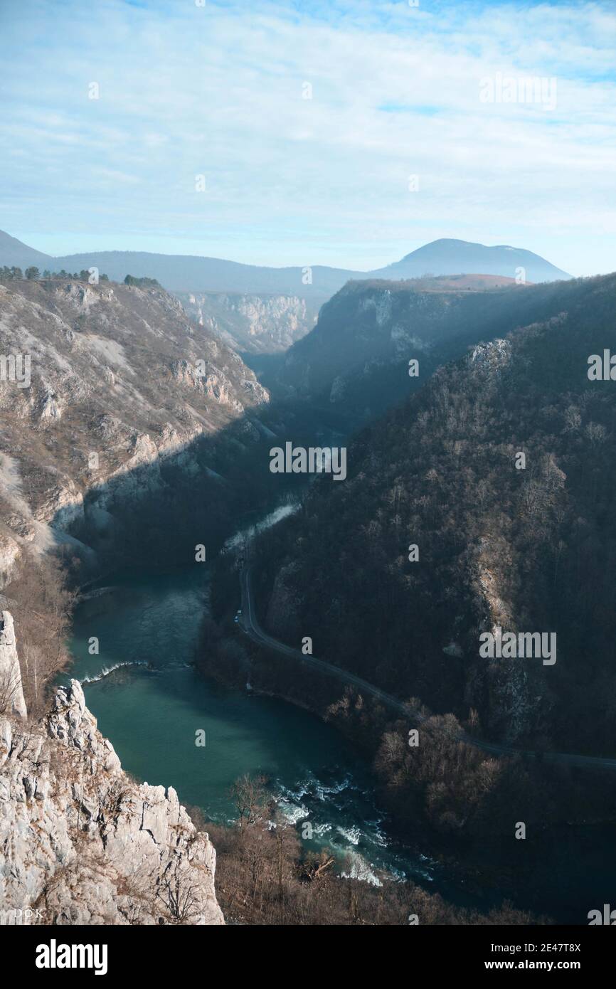 BOSANSKA KRUPA, BOSNIE-HERZÉGOVINE - 02 décembre 2018 : canyon de la rivière una, emplacement de Bosanska Krupa. Un lieu qui relie deux municipalités voisines Banque D'Images