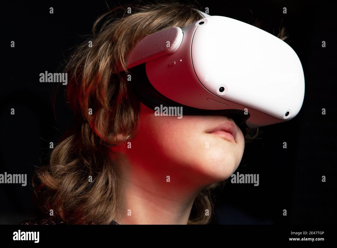 Enfant avec jeu de têtes VR. Une nouvelle génération d'appareils de jeu pour le divertissement et le sport. Oculus Quest 2. Banque D'Images