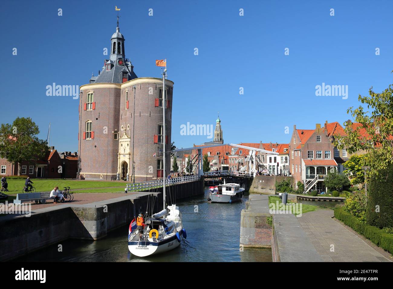 ENKHUIZEN, PAYS-BAS - 18 SEPTEMBRE 2020 : le centre historique avec des voiliers, la Tour de la porte de Drommedaris (datée de 1540) sur la gauche Banque D'Images