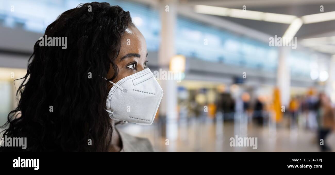 Femme afro-américaine portant un masque à l'aéroport Banque D'Images