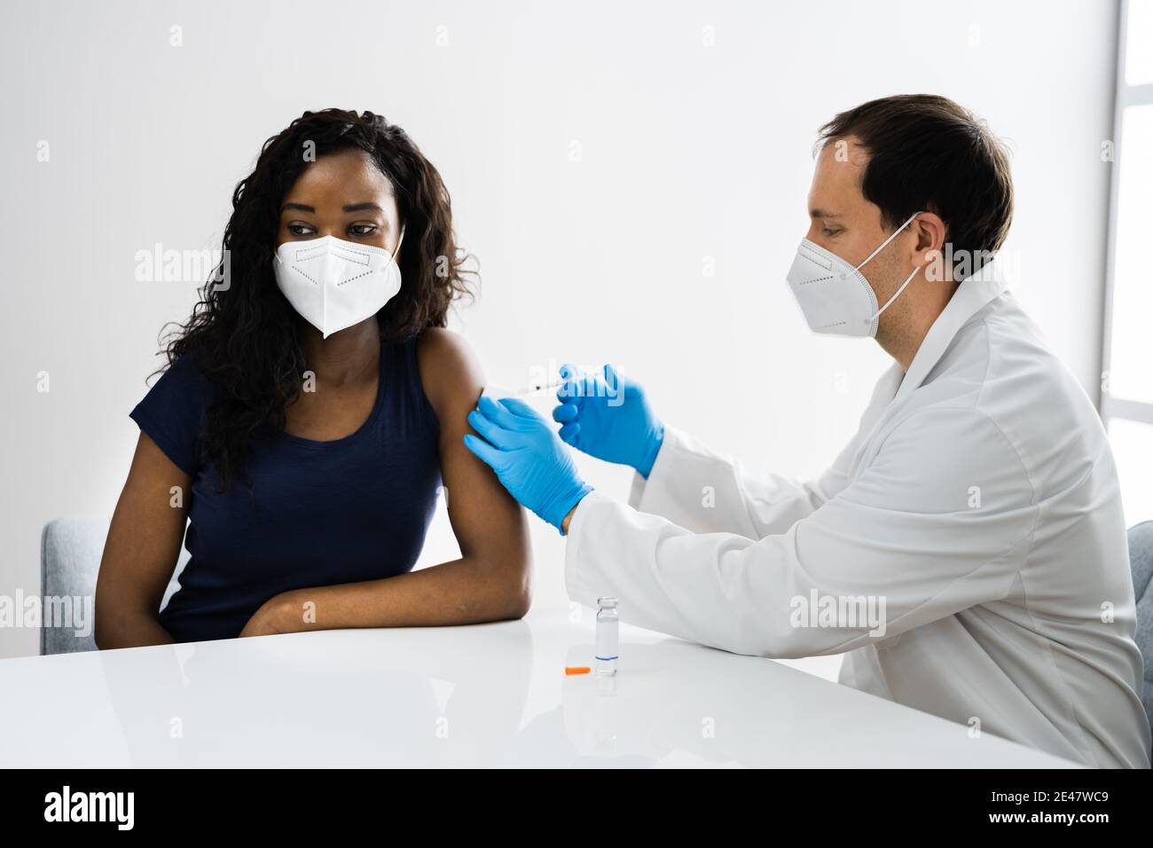 Injection de vaccin Covid-19 pour un patient afro-américain Banque D'Images