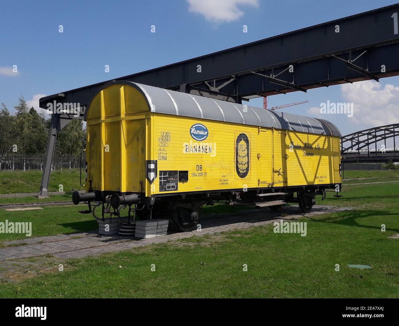 FRANCFORT, ALLEMAGNE - 14 mai 2020 : un wagon muséal de transport de bananes près de la Banque centrale européenne, port est de Francfort. Banque D'Images
