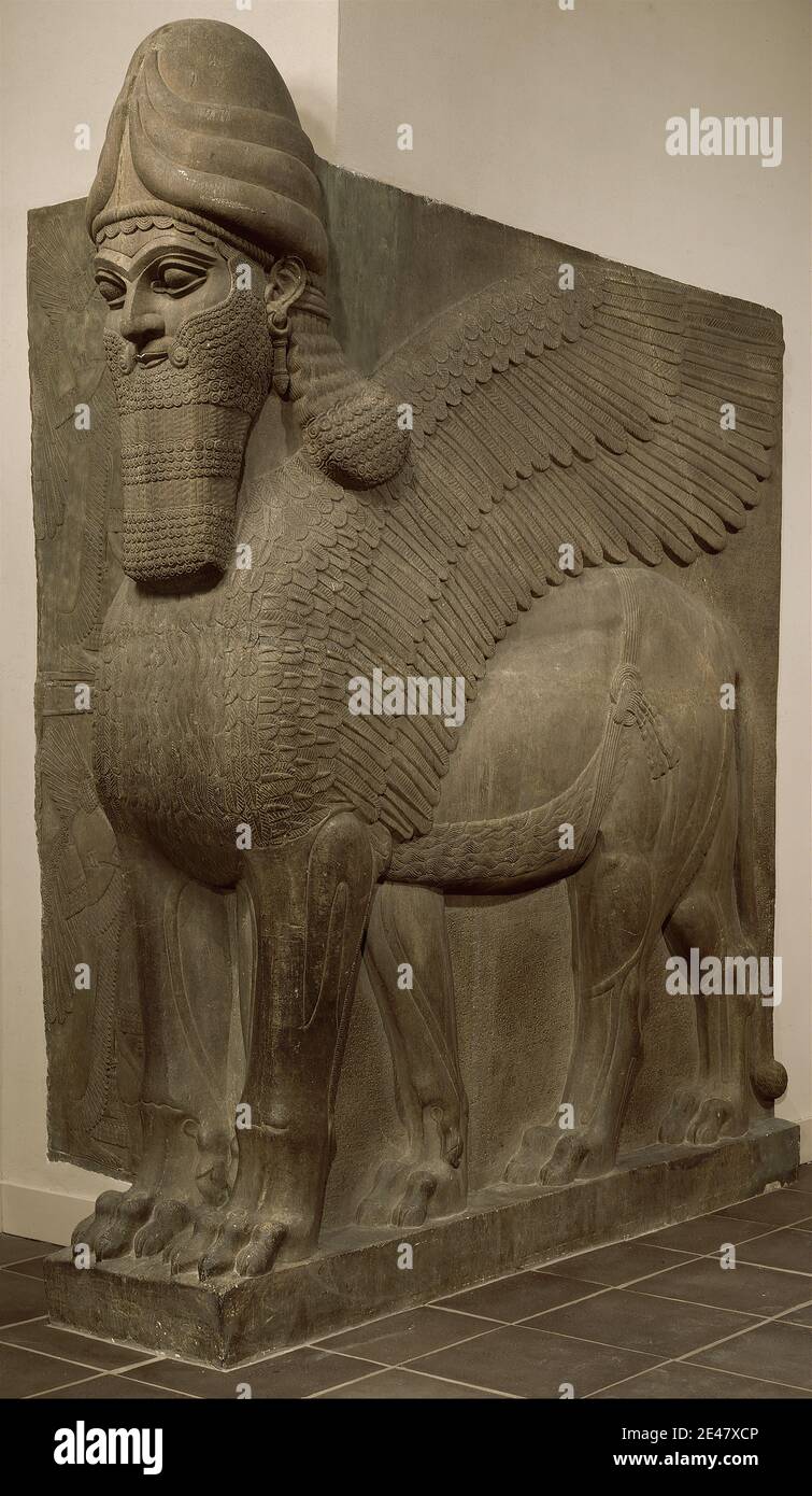 Photo verticale d'une statue de dieu assyrien Banque D'Images