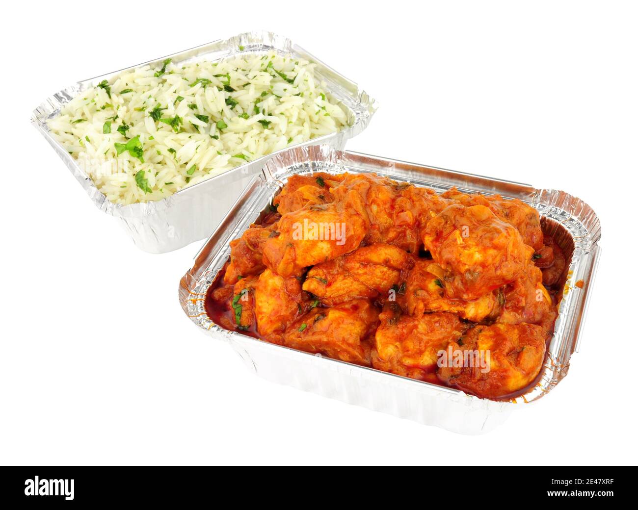 Curry de poulet repas à emporter avec du riz dans des récipients en aluminium isolé sur un fond blanc Banque D'Images