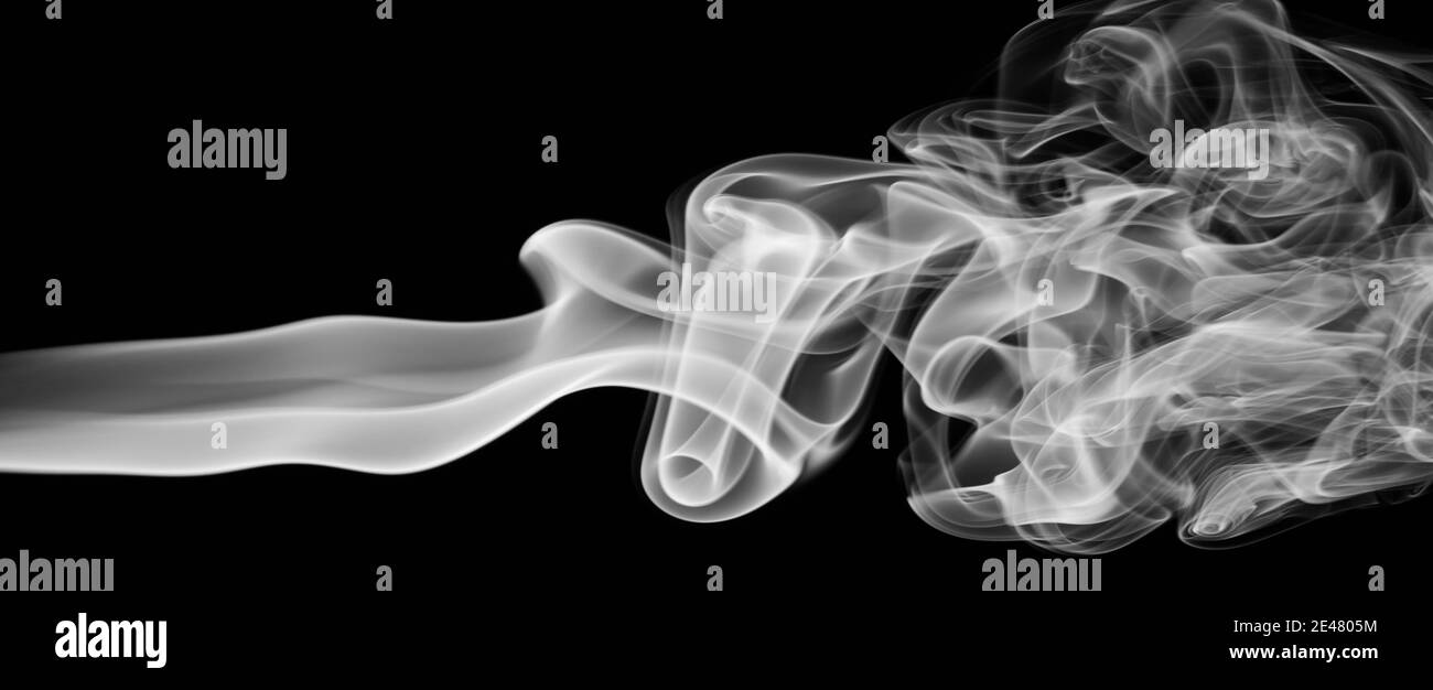 Courbe de fumée soyeuse avec extrémité moelleuse sur fond noir Banque D'Images