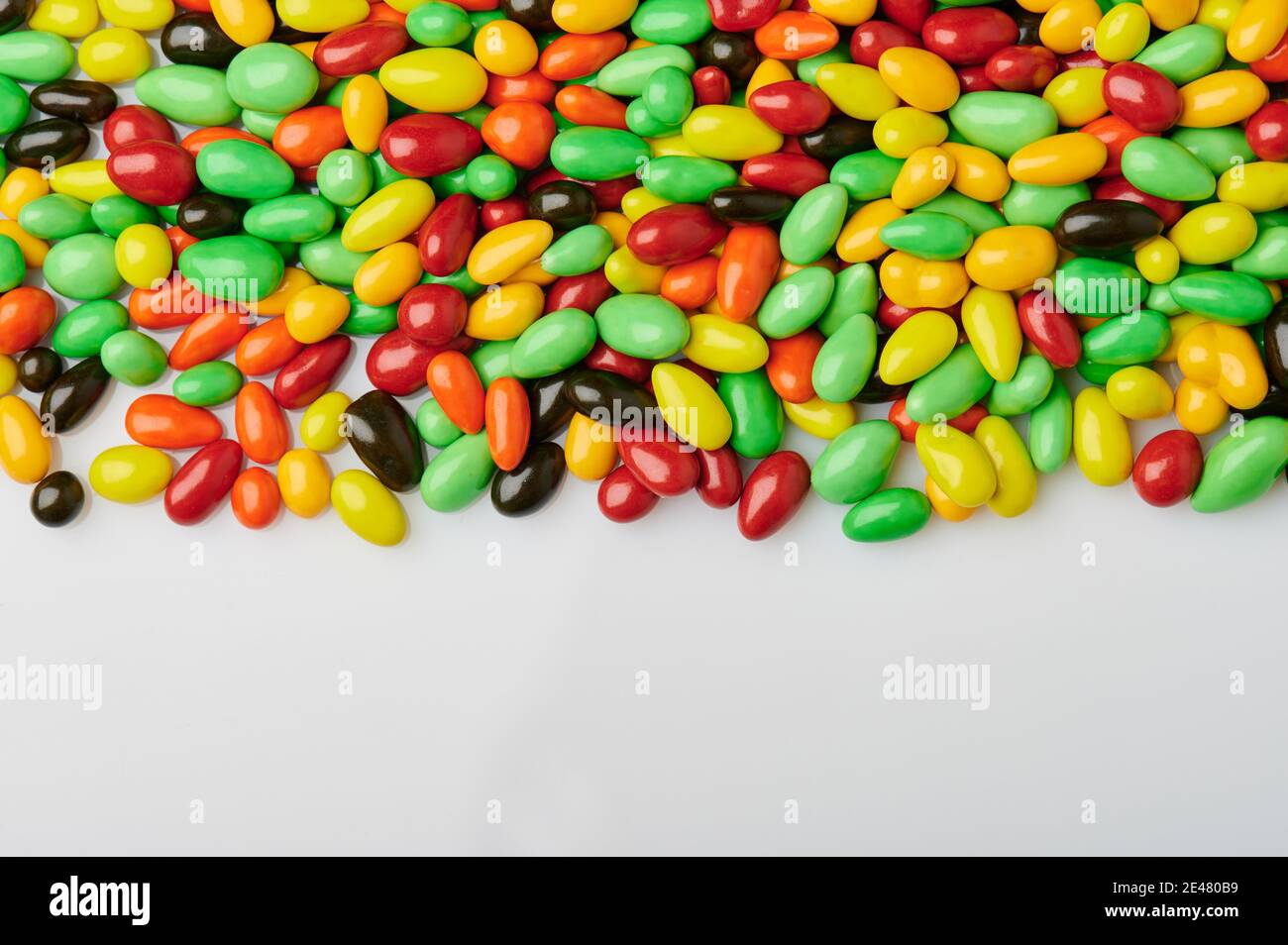Pile de bonbons colorés et lumineux avec espace de copie Banque D'Images