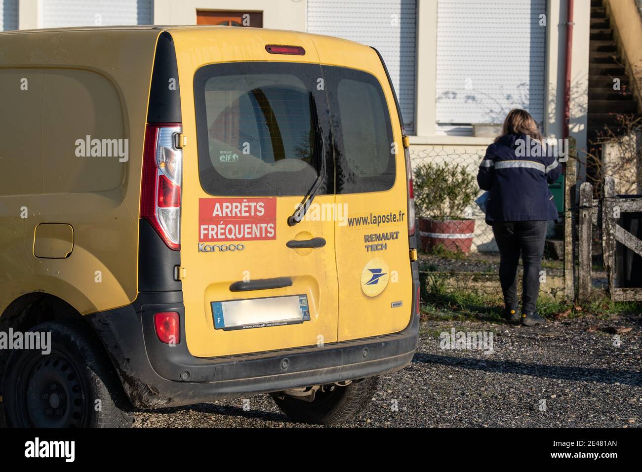 Gironde, Langoiran, France, janvier 11 2021, voiture jaune Kangoo de la poste française la poste pour livrer le courrier Banque D'Images
