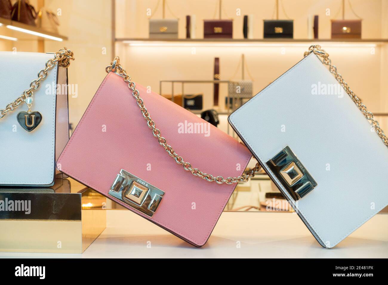 Furla store Banque de photographies et d'images à haute résolution - Alamy