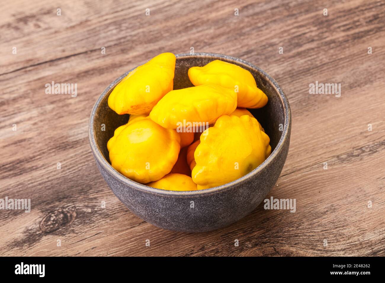 Bebe Patisson Marine Dans Le Bol Photo Stock Alamy