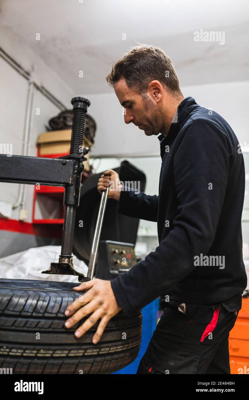Changement mécanique du caoutchouc d'une roue. Mécanique automobile concept Banque D'Images Changement mécanique du caoutchouc d'une roue. Mécanique automobile concept Banque D'Images