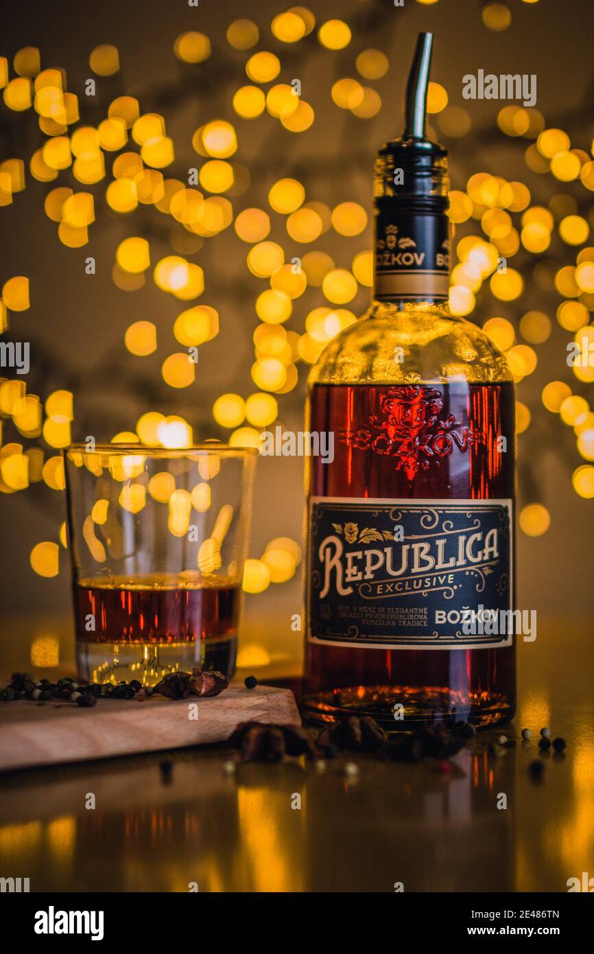 Préparation de la boisson Cuba libre à base de rhum Republica Banque D'Images