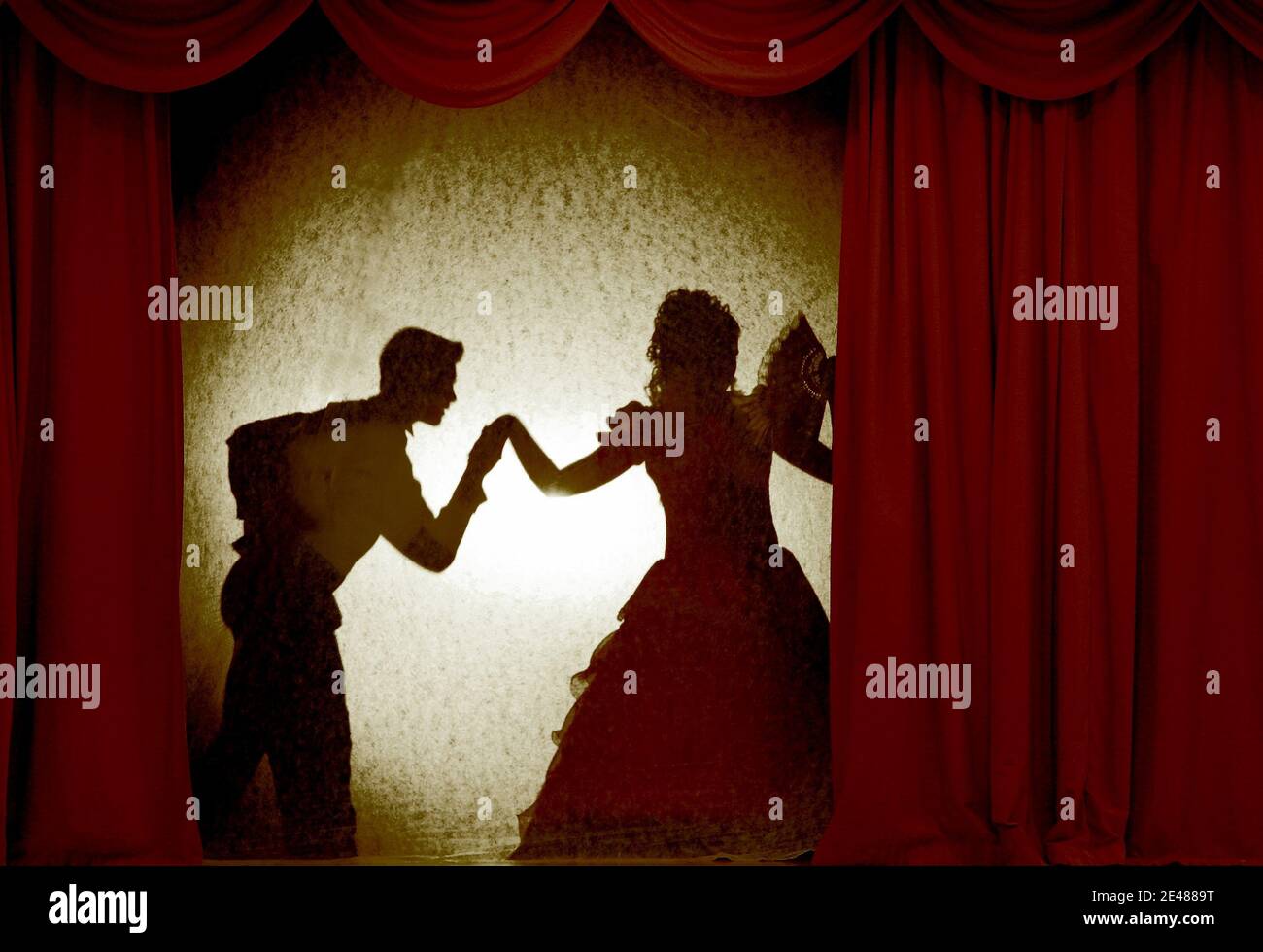 Un homme et une femme en costumes de théâtre dans le théâtre d'ombres sur  la scène avec des rideaux colorés. L'amour dans le théâtre de l'ombre Photo  Stock - Alamy