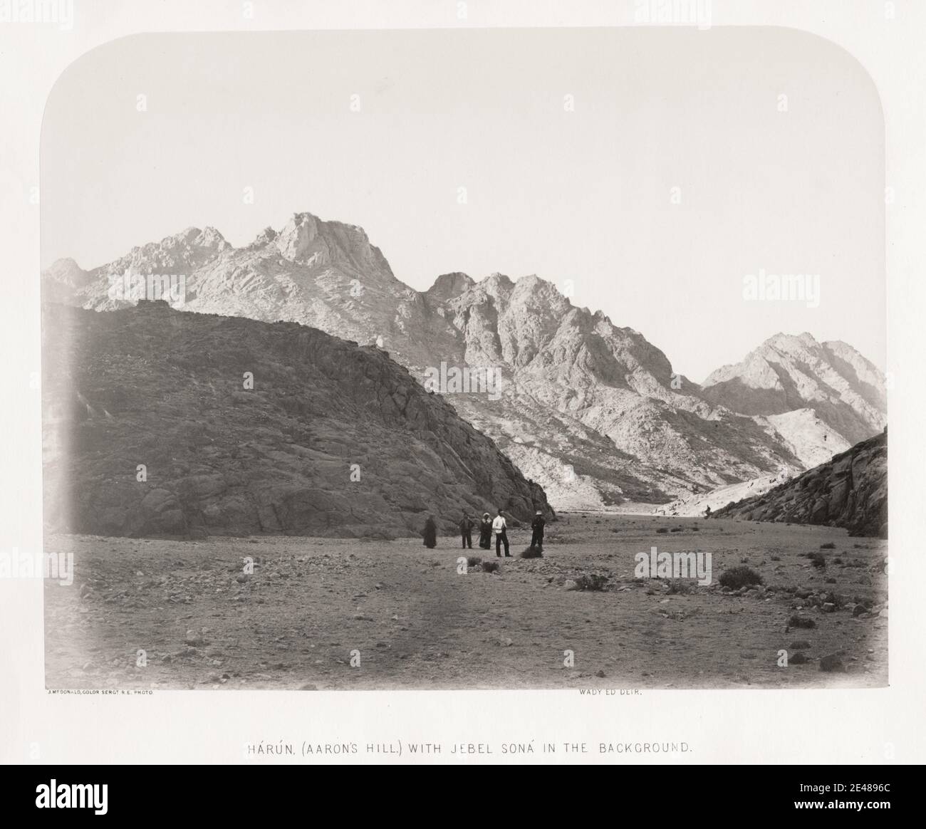 Photographie ancienne du XIXe siècle : Sergent James McDonald (actif 1865-9). Ordination de la Péninsule du Sinaï par les Royal Engineers - colline d'Aaron avec Jebel Sona en arrière-plan. Banque D'Images