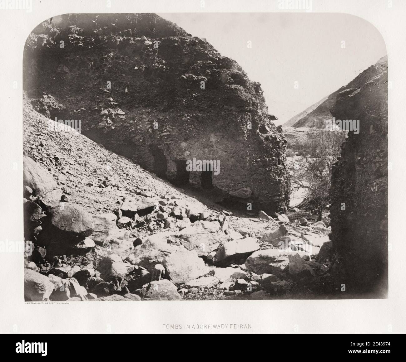 Photographie ancienne du XIXe siècle : Sergent James McDonald (actif 1865-9). Ordnance étude de la Péninsule du Sinaï par les Royal Engineers - tombes dans un jorf, Wady Feiran. Banque D'Images