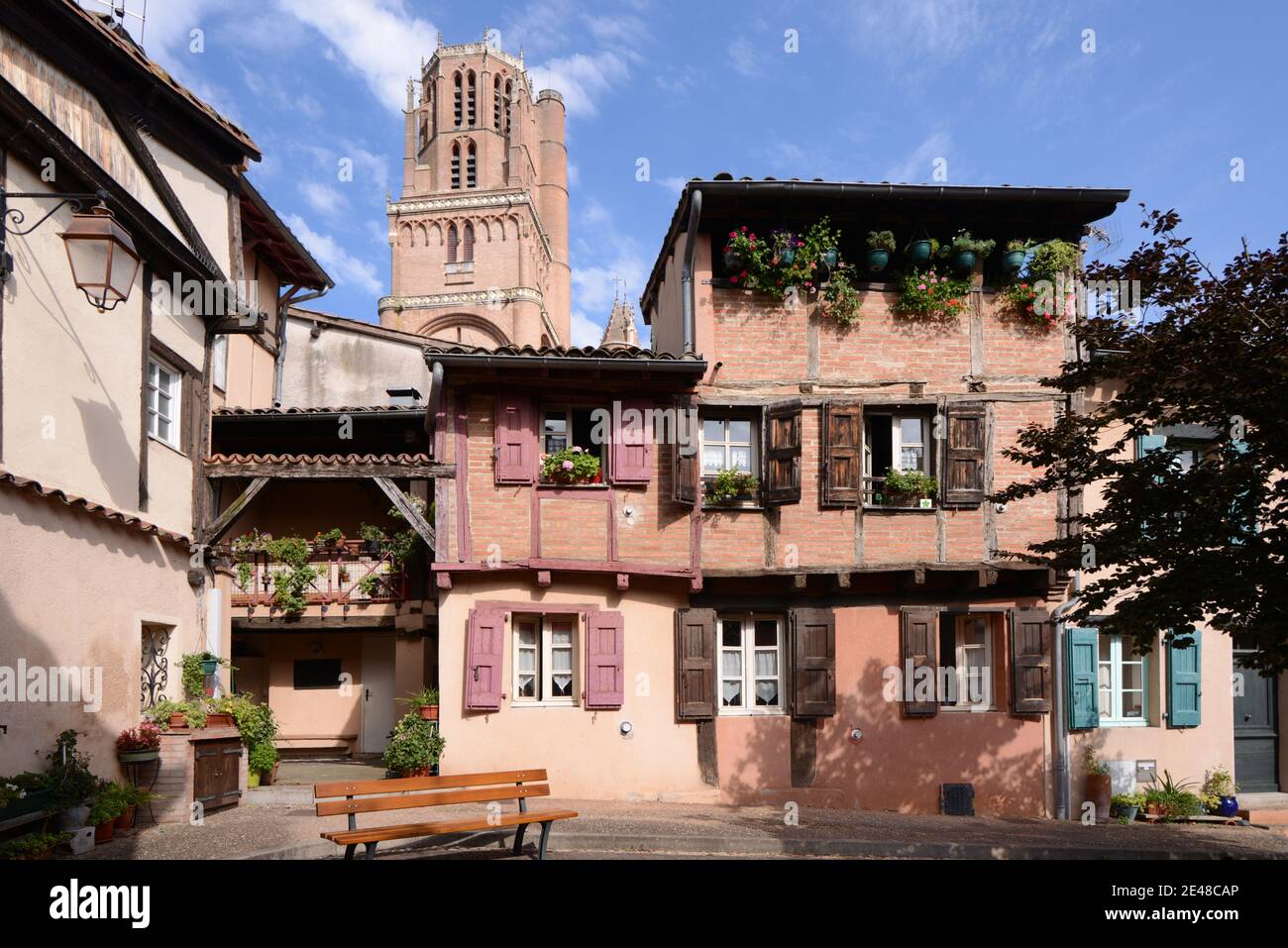 Beffroi de la cathédrale Saint Cecilia, maisons de ville anciennes et place dans La vieille ville ou quartier historique d'Albi Tarn France Banque D'Images