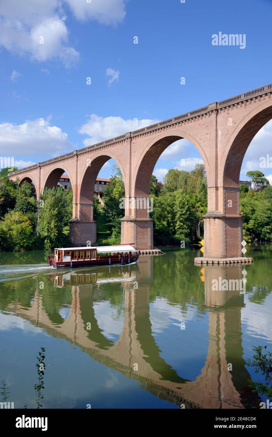 Excursion sur la rivière ou en bateau sur la rivière Tarn & Le pont ferroviaire c19th ou le viaduc de brique de Castevel se réfléchit Dans la rivière Albi Tarn France Banque D'Images