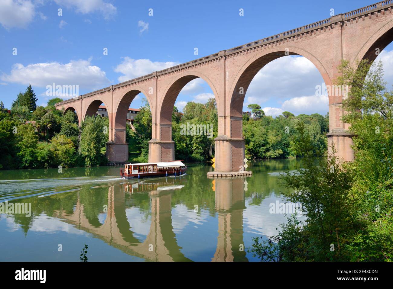 Excursion sur la rivière ou en bateau sur la rivière Tarn & Le pont ferroviaire c19th ou le viaduc de brique de Castevel se réfléchit Dans la rivière Albi Tarn France Banque D'Images